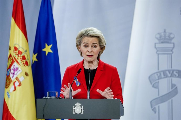 Archivo - La presidenta de la Comisión Europea, Ursula von der Leyen, interviene en la rueda de prensa después de una reunión con el presidente del Gobierno, en  La Moncloa, a 5 de marzo de 2022, en Madrid (España). La visita de Von der Leyen se produce