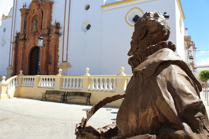 Archivo - Escultura de Cervantes en  La Palma del Condado (Huelva). 
