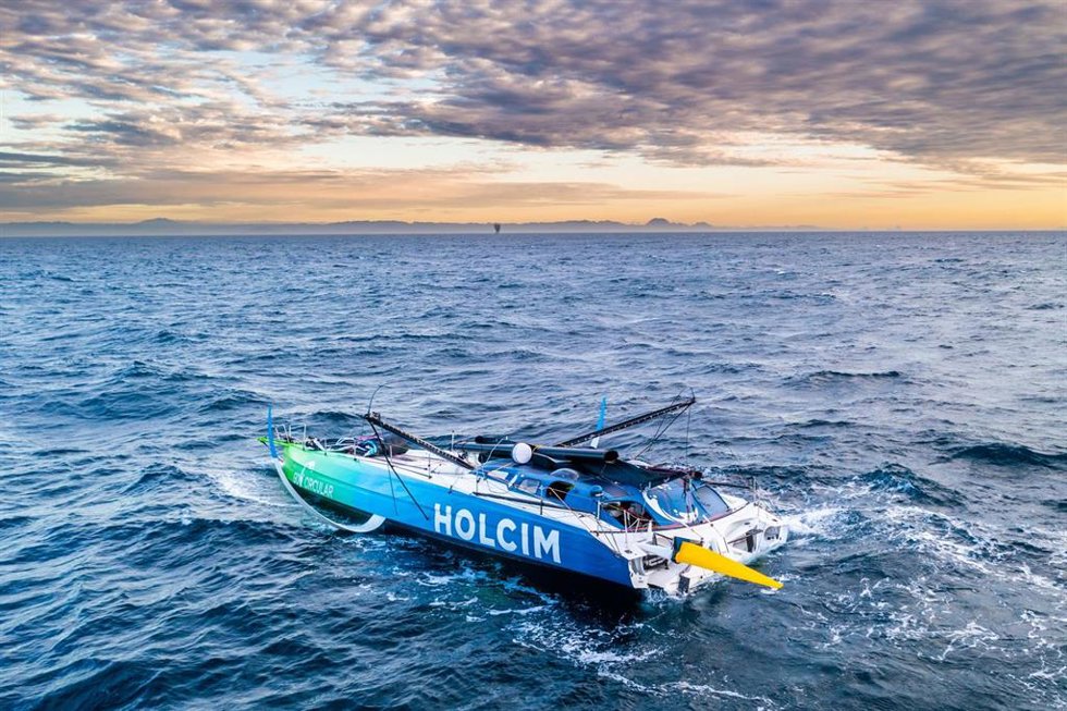 Archivo - Team Holcim-PRB, dismasted during the night, approximately 20 miles off the coast of Brazil.