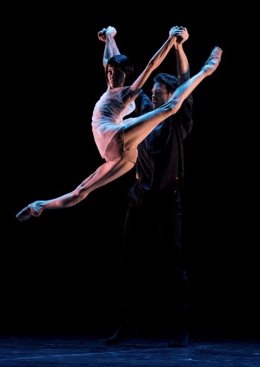 Los bailarines Lucía Lacarra y Matthew Goldin presentan en el Bretón el espectáculo de danza 'In the still of the night'