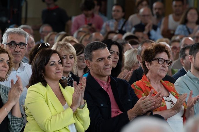 El presidente del Gobierno, Pedro Sánchez, junto a Concha Andreu