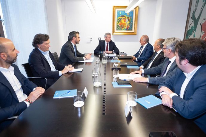 El presidente de la Xunta, Alfonso Rueda, y el vicepresidente segundo, Diego Calvo, se reúne con representantes de las federaciones internacional, española y gallega de ciclismo.