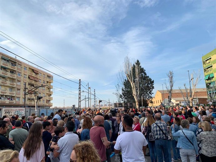 Vecinos de los municipios de Alfafar, Sedaví y Benetússer (Valencia) se concentran para reclamar la eliminación del paso a nivel en el que esta semana fue arrollada mortalmente una joven por un tren