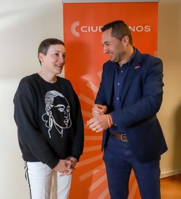 El candidato de Ciudadanos a la Alcaldía de Pontevedra, David Díaz, junto con María del Carmen Iglesias, hermana de Sonia Iglesias, que cerrará la lista.