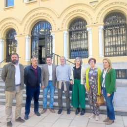 El secretario general de UGT Asturias, Javier Fernández Lanero, junto a Fernando Simon, y el resto de galardonados con los Premios Primero de Mayo antes de su recepción en Presidencia del Principado