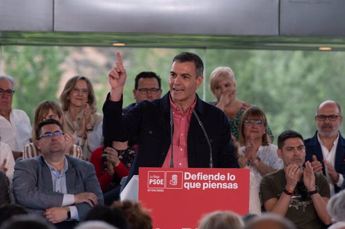 El presidente del Gobierno y secretario general del PSOE, Pedro Sánchez, interviene durante el acto de presentación del programa electoral de los socialistas de La Rioja, en Riojaforum, a 27 de abril de 2023, en Logroño, La Rioja (España). El acto de pr