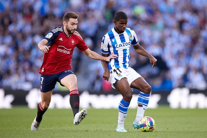 Archivo - Mohamed - Ali Cho of Real Sociedad competes for the ball with Jon Moncayola of CA Osasuna during the La Liga Santander match between Real Sociedad and CA Osasuna at Reale Arena  on December 31, 2022, in San Sebastian, Spain.