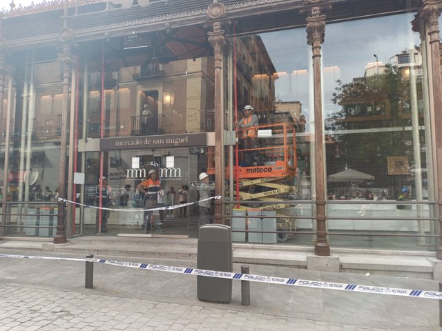 Varios obreros trabajan frente al Mercado de San Miguel, a 28 de abril de 2023, en Madrid (España).