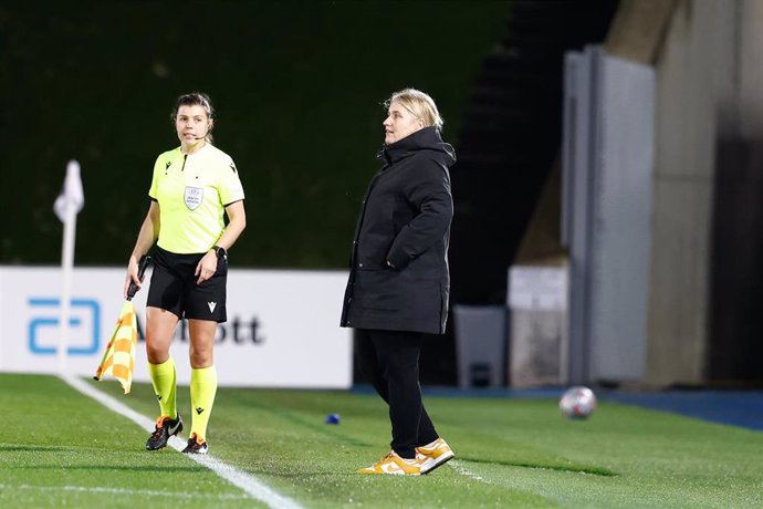 Archivo - Emma Hayes, head coach of Chelsea, looks on during the UEFA Women Champions League, Group A, football match played between Real Madrid and Chelsea at Alfredo di Stefano stadium on December 8, 2022, in Valdebebas, Madrid, Spain.