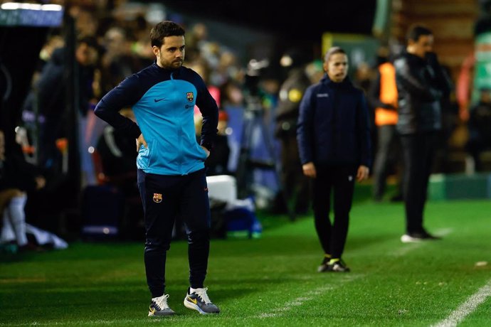 Archivo - Jonatan Giraldez, head coach of FC Barcelona, looks on during the Spanish Women Supercup, Semi Final 2, football match played between FC Barcelona and Real Madrid at Estadio Romano Jose Fouto on january 19, 2023, in Merida, Spain.