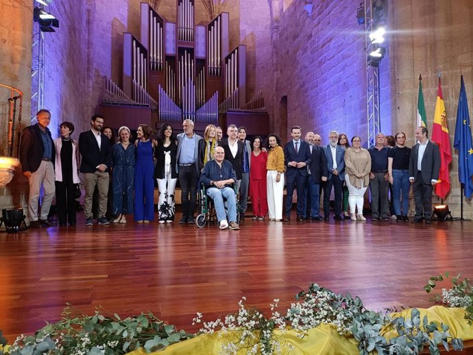 Autoridades y miembros del jurado de los certámenes literarios de la Diputación de Cáceres fallados esta tarde en Cáceres
