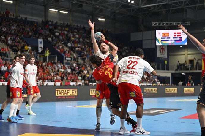 El jugador de balonmano Antonio García dispara en un partido de España contra Dinamarca.