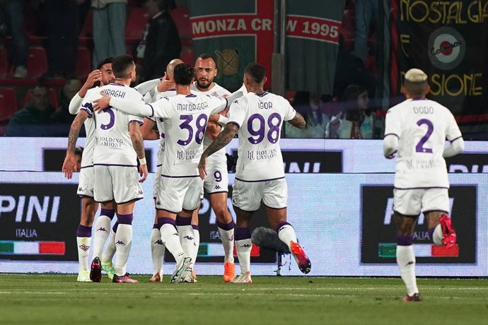 05 April 2023, Italy, Cremona: Fiorentin's Arthur Cabral (C) celebrates with teammates after scoring their side's first goal during the Coppa Italia semifinal soccer match between Cremonese and Fiorentina at Giovanni Zini Stadium. Photo: -/LaPresse via 