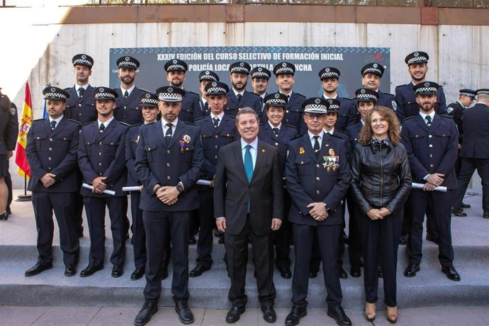 Archivo - El presidente regional, Emiliano García-Page, con la Policia Local.