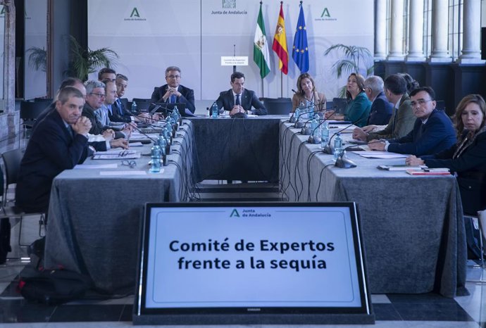 El presidente de la Junta de Andalucía, Juanma Moreno, durante una reunión del comité de expertos de la Junta frente a la sequía (Foto de archivo).