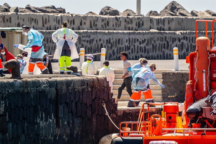 Archivo - Uno los 34 migrantes que viajaban en la patera, a su llegada al Muelle de La Cebolla en un barco de Salvamento Marítimo, a 1 de septiembre de 2021, en Lanzarote, Islas Canarias (España). La patera con los migrantes fue avistada al norte de Arr