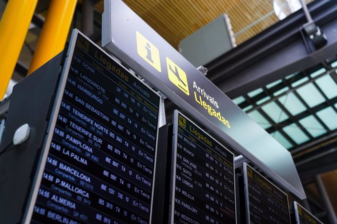 Archivo - Panel de llegadas en la T4 del aeropuerto Adolfo Suárez, Madrid-Barajas durante el primer día laboral tras el estado de alarma, a 10 de mayo de 2021, en Madrid (España). 