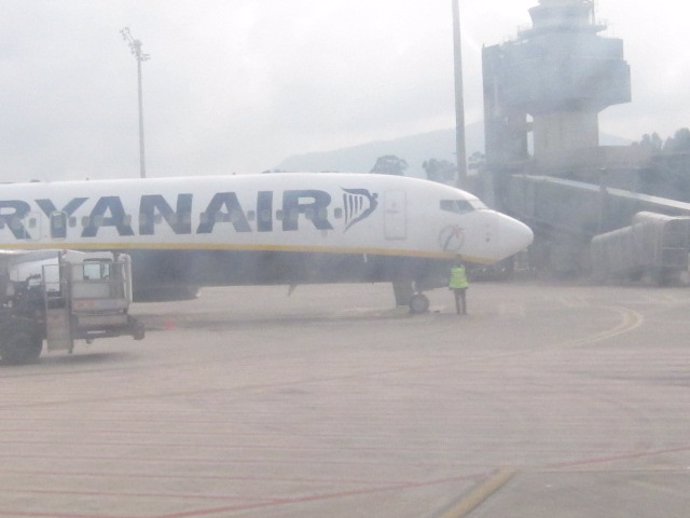 Archivo - Niebla en el aeropuerto de Santander