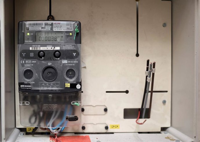 Archivo - Un contador eléctrico de un edificio