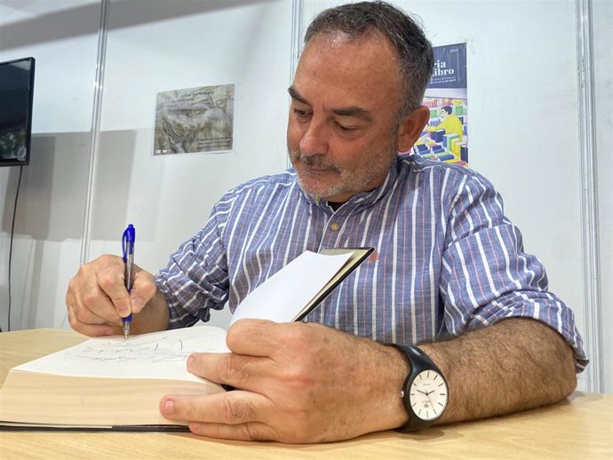 El escritor Jesús Sánchez Adalid firma ejemplares de su última novela en la XXIII Feria del Libro de Cáceres
