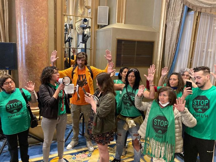 Miembros de la PAH durante la protesta.