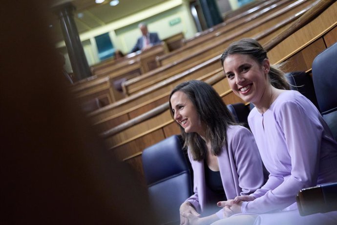 La secretaria general de Podemos y ministra de Derechos Sociales y Agenda 2030, Ione Belarra (i) y la ministra de Igualdad, Irene Montero (d), durante una sesión plenaria en el Congreso de los Diputados, a 20 de abril de 2023, en Madrid (España). Durant