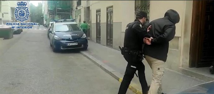Un agente custodia a uno de los detenidos.