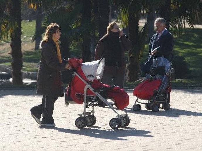 Archivo - Imagen de una madre con una sillita de bebé