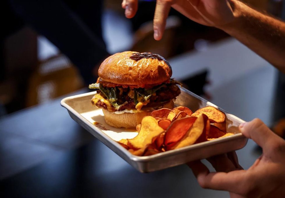 Archivo - Hamburguesa en una hamburguesería.