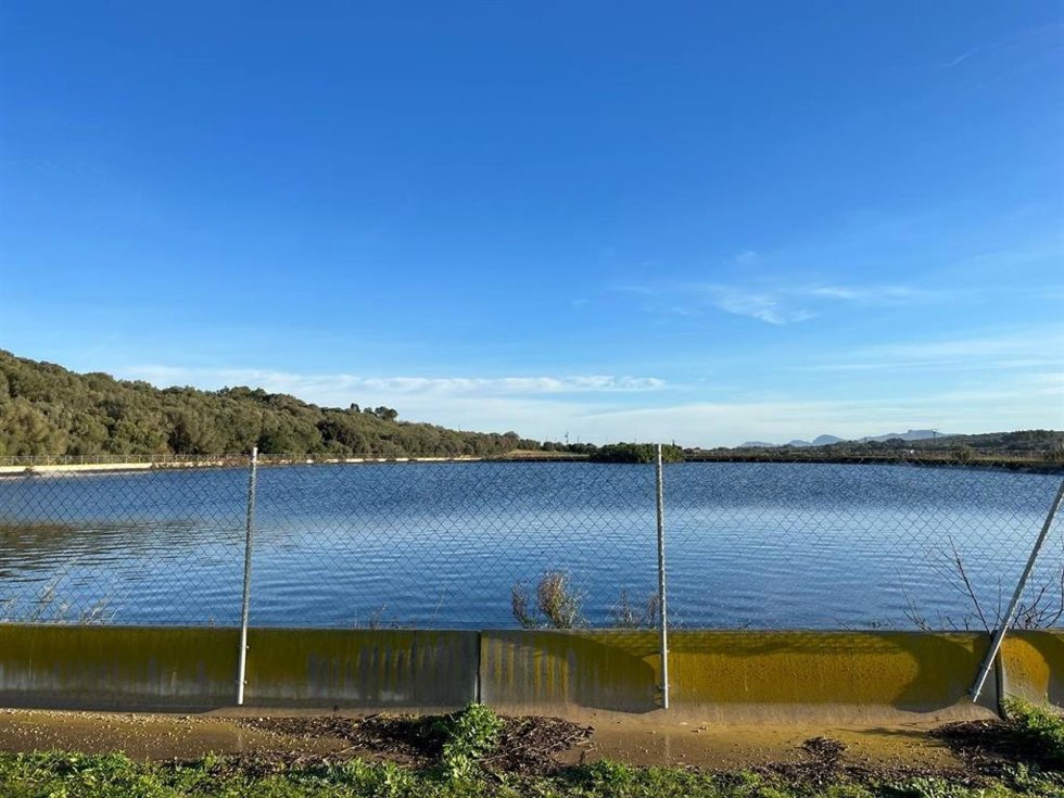 Una de las balsas de riego sobre las que se colocarán los paneles solares para la producción de energía.