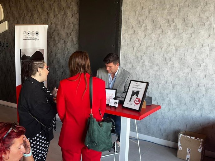 El autor José Sánchez Sanz firma ejemplares de su obra.