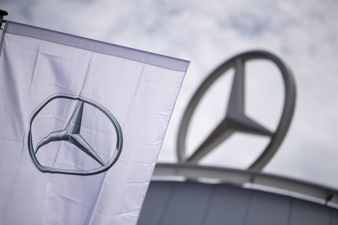 Archivo - FILED - 16 February 2021, Baden-Wuerttemberg, Stuttgart: A flag with the Mercedes-Benz brand logo, the Mercedes star, flies in front of a company showroom. Photo: Sebastian Gollnow/dpa