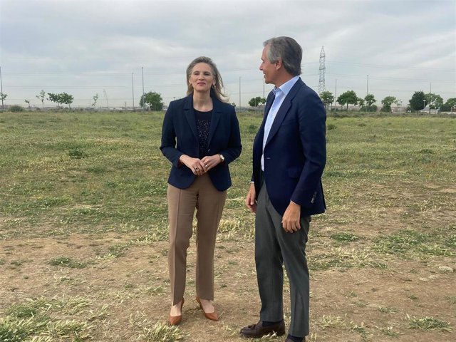 La consejera de Medio Ambiente, Paloma Martín, visita Alcorcón con el candidato del PP a la Alcaldía
