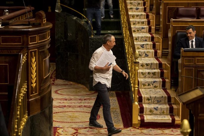Archivo - El portavoz de Compromís en el Congreso, Joan Baldoví, abandona la tribuna y pasa frente al presidente del Gobierno, Pedro Sánchez