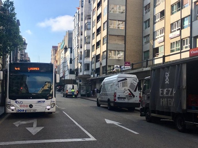 Archivo - Calle Uría en Oviedo, el 22 de junio de 2020
