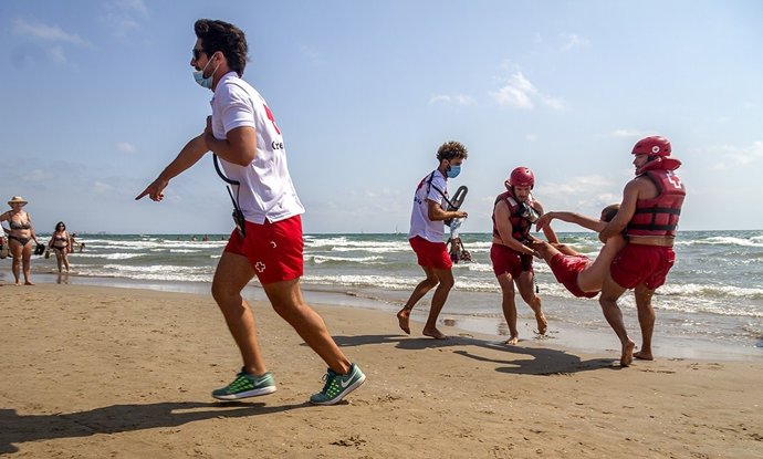 Archivo - Simulacro de rescate  de Cruz Roja en una playa