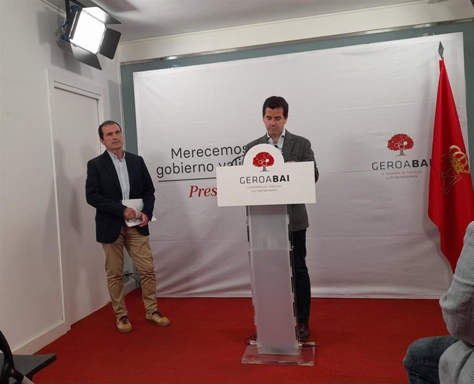 Los candidatos de Geroa Bai al Parlamento de Navarra Mikel Asiain y Mikel Irujo en la rueda de prensa