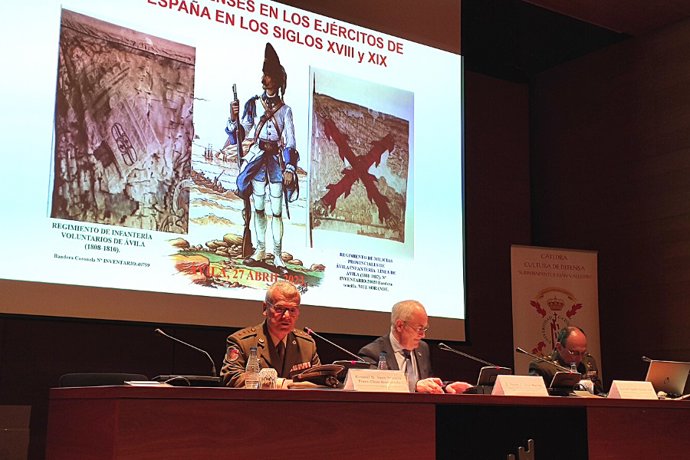 Los participantes en la tercera conferencia del I Ciclo de Difusión Cultural e Historias Militares de la UCAV.