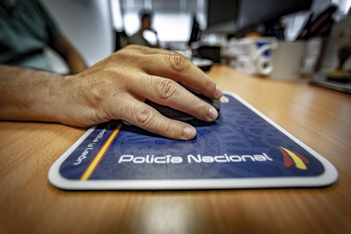 Archivo - Mano de un agente del grupo de investigación tecnológica GIT de la Policía Nacional