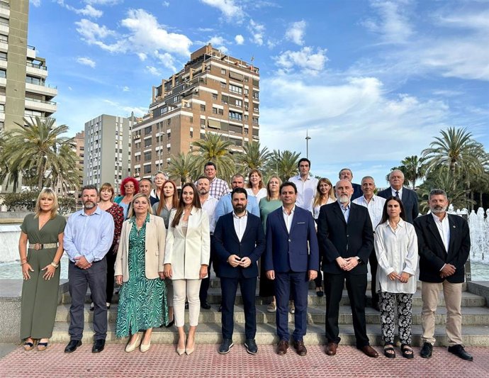 Juan Francisco Rojas (Vox) junto a los integrantes de su candidatura a la Alcaldía de Almería