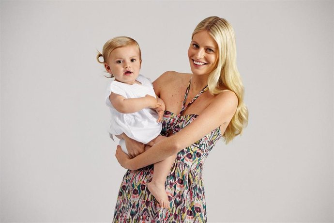 Imagen de la influencer María Garrido, participante de la nueva campaña de Silbon, con su hija.