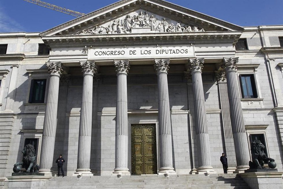 Archivo - Puerta principal del Congreso de los Diputados con los leones