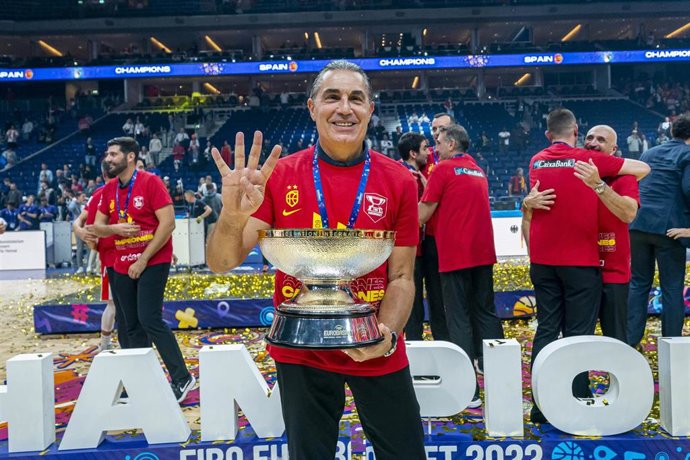 Archivo - El seleccionador Sergio Scariolo celebra la conquista del Eurobasket 2022