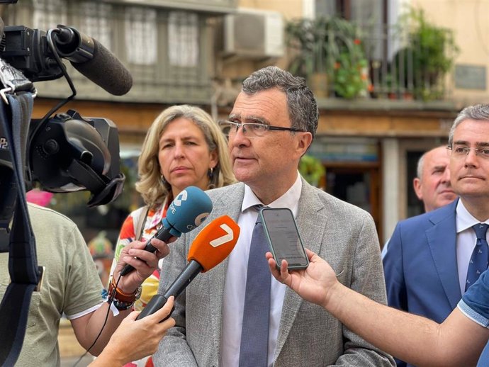 El candidato del PP a la Alcaldía de Murcia, José Ballesta, atiende a los medios de comunicación