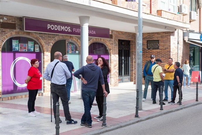 Varias personas durante el encierro de Podemos Fuenlabrada, en la sede de Podemos, a 24 de abril de 2023, en Fuenlabrada
