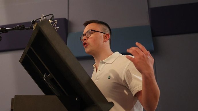 Ángel Galiano en una sesión de doblaje.