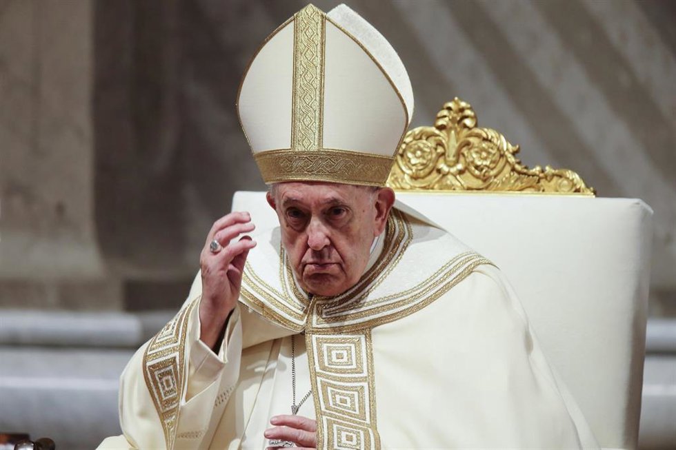 Archivo - 31 December 2022, Vatican, Vatican City: Pope Francis celebrates at St. Peter's Basilica the annual New Year's Eve devotion with the faithful and pays tribute to Pope Emeritus Benedict XVI, who passed away age 95 on Saturday. Photo: Evandro In