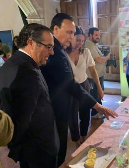 El delegado de Desarrollo Educativo y Formación Profesional y de Universidad, Investigación e Innovación, Miguel Briones, junto al consejero José Carlos Gómez Villamandos en Ronda