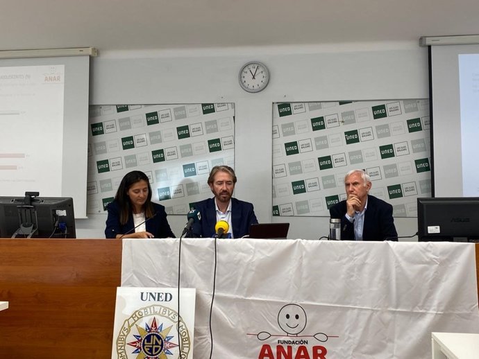 La delegada de ANAR en las Islas, Xisca Aguiló (i), y el director técnico y portavoz de la Fundación ANAR, Benjamin Ballesteros (c), en rueda de prensa.
