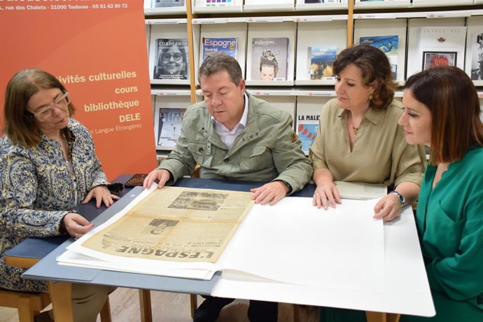 El presidente de Castilla-La Mancha, Emiliano García-Page, ha mantenido un encuentro con la directora del Instituto Cervantes en Toulouse, Luisa Fernanda Garrido.